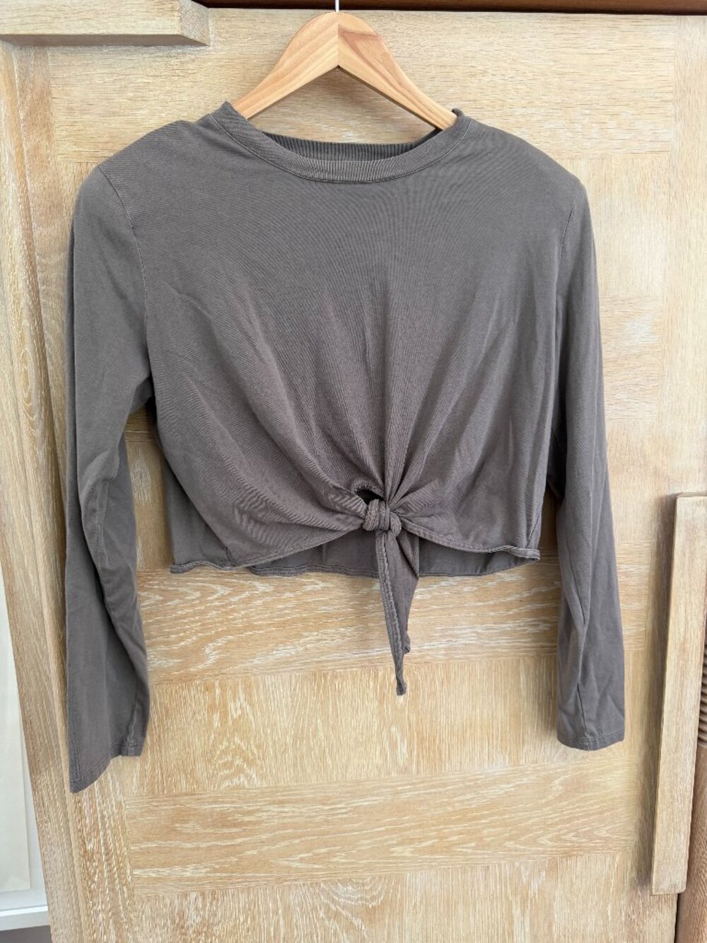 Babaton Aritzia Cropped Tie Front Long Sleeve Top S, NWOT